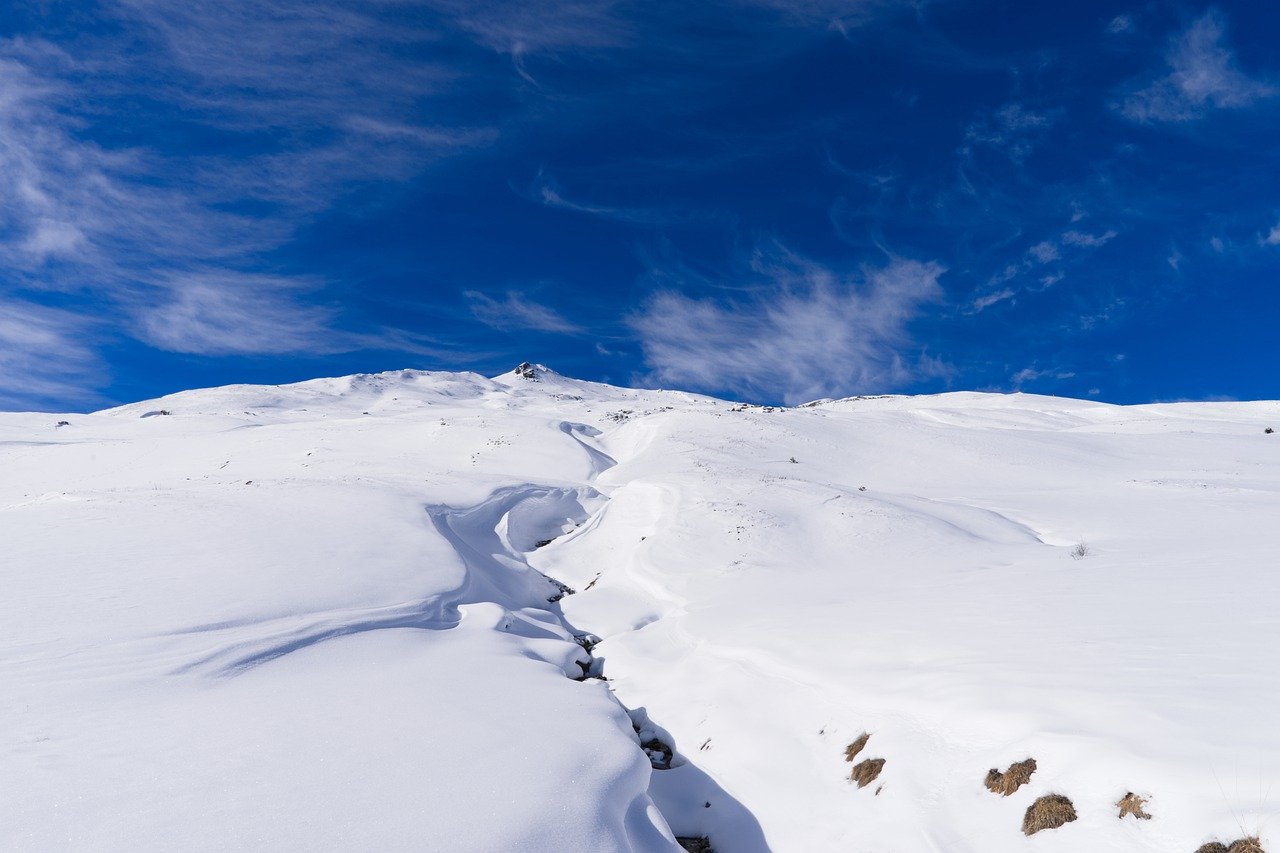 Riscul de avalanșe se menține în Munții Făgăraș: Recomandare de prudență la altitudini înalte