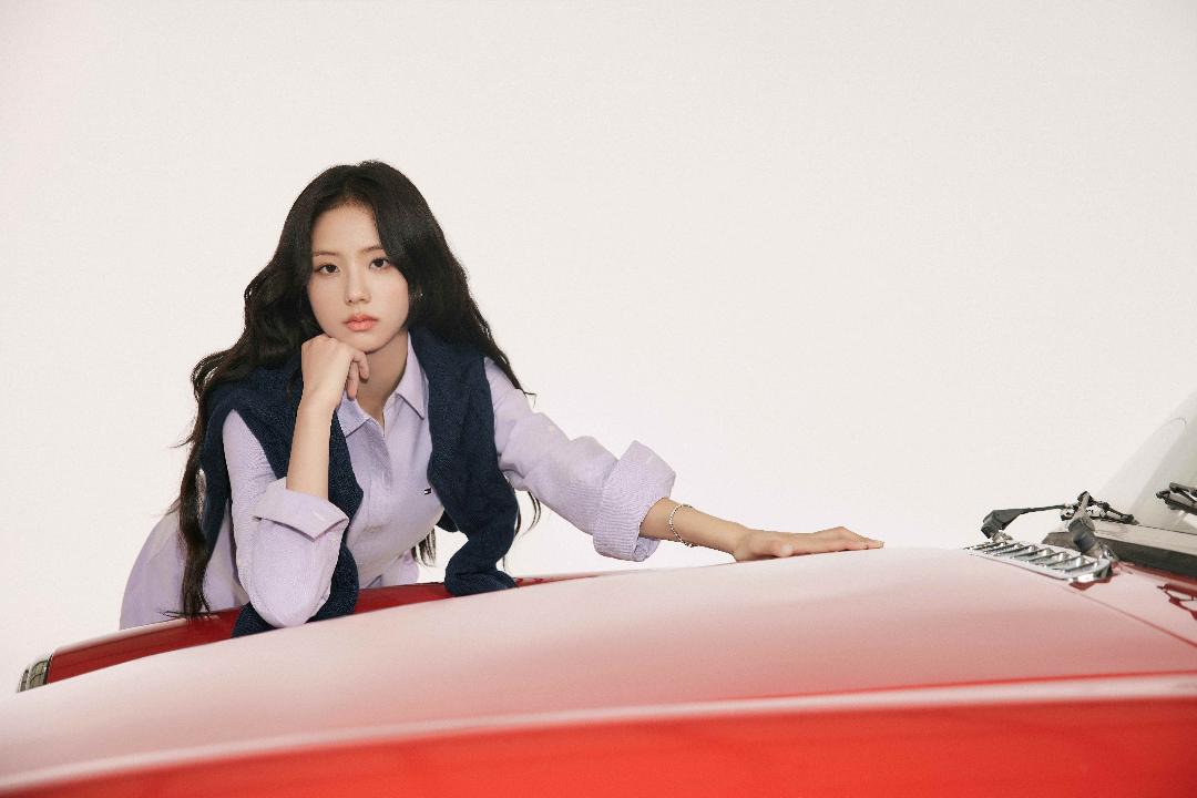 Tommy Hilfiger aduce stilul Prep pe pista de curse în campania de Toamnă 2025, cu Jisoo în rolul principal la „The Hilfiger Racing Club”