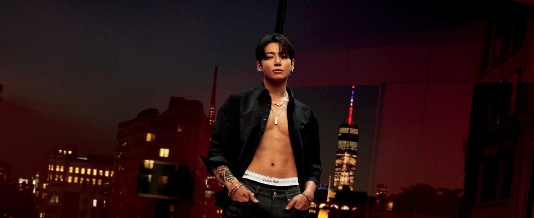 Jung Kook din trupa BTS este imaginea noii campanii Calvin Klein, prezentând cele mai noi modele de denim 