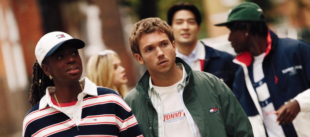 Tommy Hilfiger prezintă campania de primăvara 2026 TOMMY JEANS la Londra cu un nou val de autoexpresie