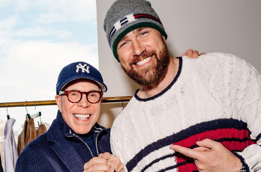 Tommy Hilfiger îl întâmpină pe Travis Kelce, o figură emblematică a fotbalului american, în calitate de ambasador global al brandului și colaborator creativ